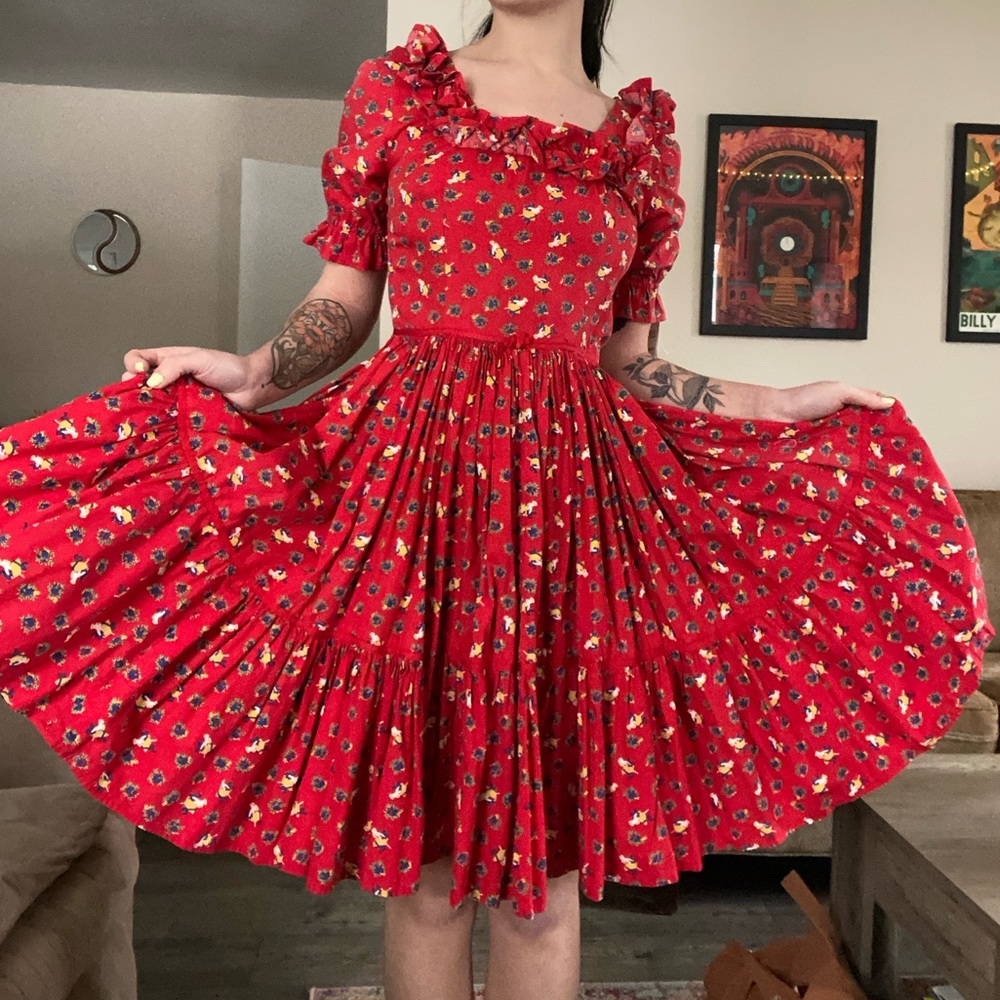 Size medium handmade vintage dress no tags zips all the way up the back